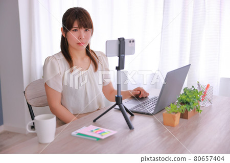 外觀粗獷的smartphone_woman在線會議 80657404