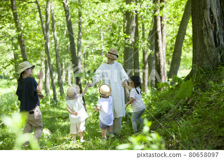 Nursery teachers and children playing in the forest Nursery teachers and children playing in the forest 80658097