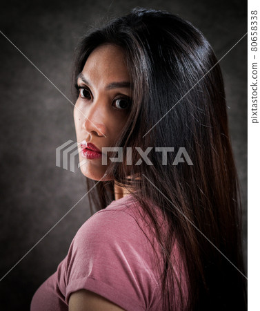 Portrait of a young pretty woman 80658338