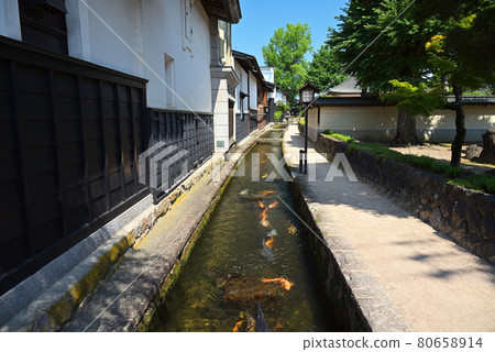 瀨戶川和白壁土藏街（岐阜縣飛驒市） 80658914