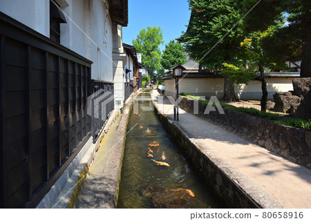 瀨戶川和白壁土藏街（岐阜縣飛驒市） 80658916