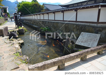瀨戶川和白壁土藏街（岐阜縣飛驒市） 80658925