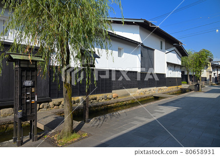 瀨戶川和白壁土藏街（岐阜縣飛驒市） 80658931