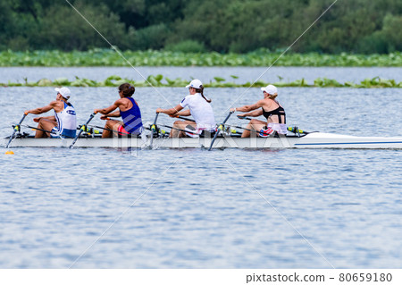 運動員女孩划船槳四人雙槳 80659180