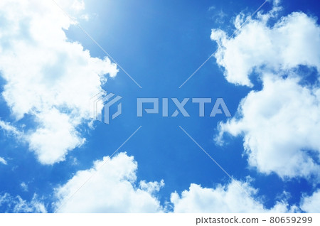 夏日的天空 夏日的藍天和潔白的雲朵 夏日的天空 夏日的藍天和潔白的雲朵 80659299