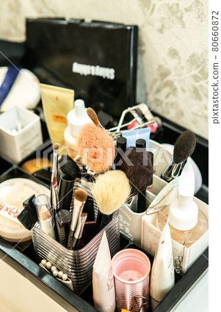 Image of makeup tools used by professionals 80660872