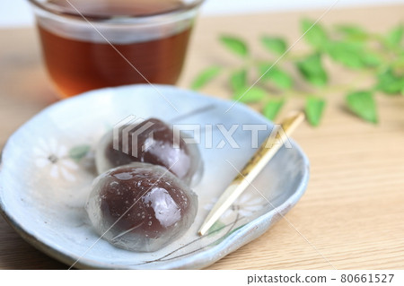 小盤子上的葛根 80661527