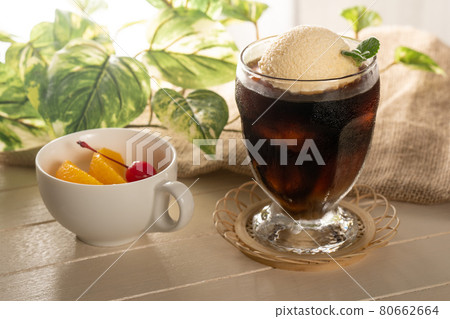 冰咖啡和水果 80662664