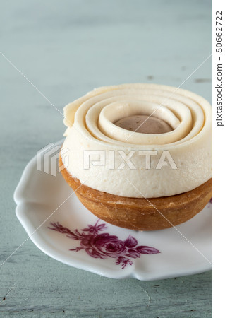 Peach and verbena cake on light green background 80662722