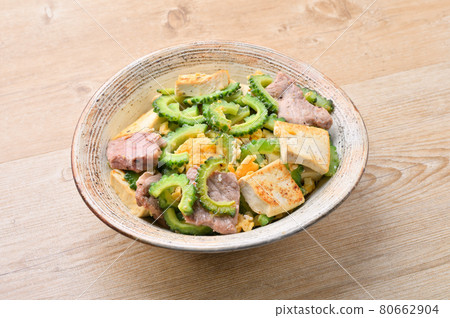 沖繩美食,苦瓜 champuru,苦瓜 champuru。炒夏季蔬菜和棉花麵團,豬肉和雞蛋。 沖繩美食,苦瓜 champuru,苦瓜 champuru。炒夏季蔬菜和棉花麵團,豬肉和雞蛋。 80662904