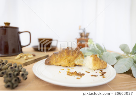 Croissant and coffee time 80663057