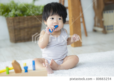 Baby playing with toys Baby playing with toys 80663254