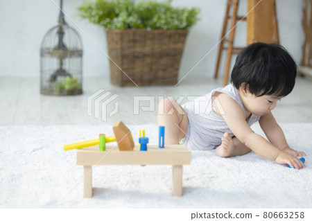 Baby playing with toys 80663258