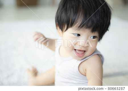 Baby playing with toys Baby playing with toys 80663287