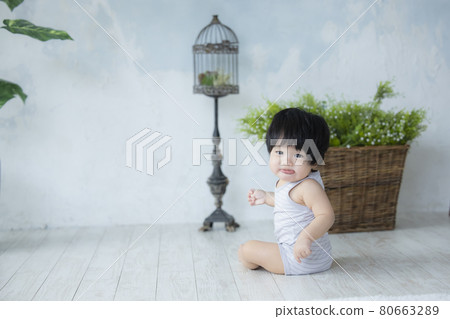 Baby playing with toys Baby playing with toys 80663289