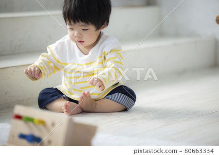 Baby playing with toys Baby playing with toys 80663334