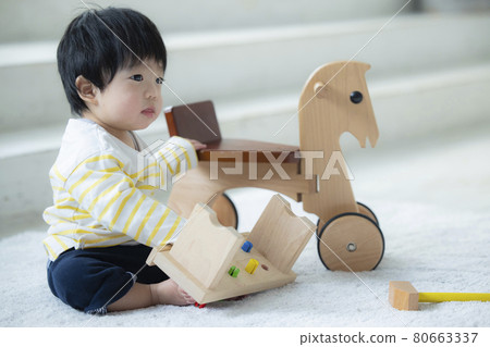 Baby playing with toys Baby playing with toys 80663337