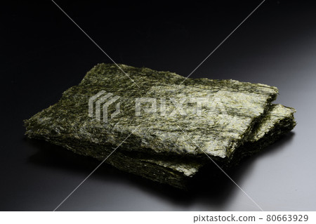 Stacked large-sized grilled seaweed Stacked large-sized grilled seaweed 80663929
