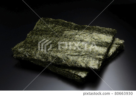 Stacked large-sized grilled seaweed Stacked large-sized grilled seaweed 80663930