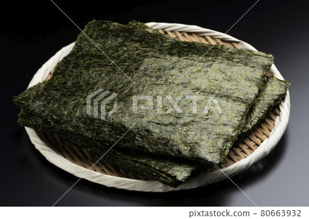 Stacked large-sized grilled seaweed 80663932