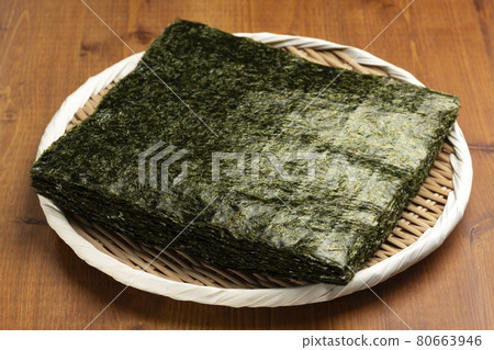 Stacked large-sized grilled seaweed 80663946