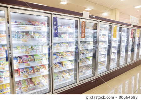 超市冷凍食品角的大型冷凍機圖像 80664688