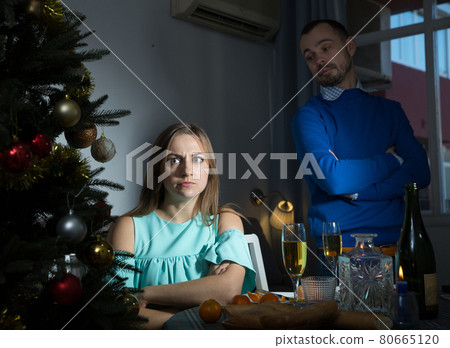 Upset couple after quarrel 80665120