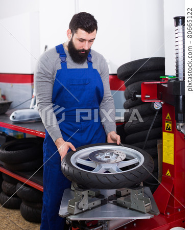 Worker repairing wheel 80665122