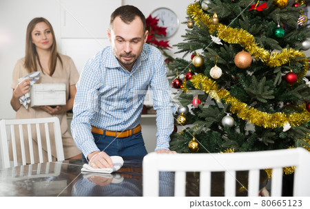 Husband wiping table Husband wiping table 80665123