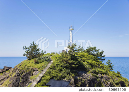 Arasaki Lighthouse, the Sea of Japan, and contrails in Tsuruoka City, Yamagata Prefecture 80665306
