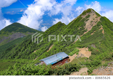 從權恩岳東峰山頂眺望權恩岳西峰權恩小屋 從權恩岳東峰山頂眺望權恩岳西峰權恩小屋 80665626