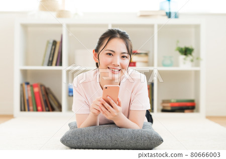 一位女士面朝下操作智能手機 一位女士面朝下操作智能手機 80666003