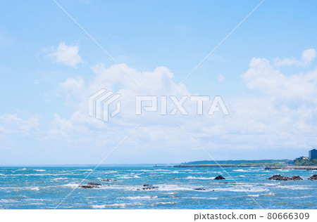 茨城縣常陸那珂市夏季的平磯海灘 茨城縣常陸那珂市夏季的平磯海灘 80666309