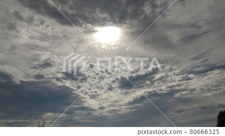 In the evening, the sun peeking through the clouds 80666325