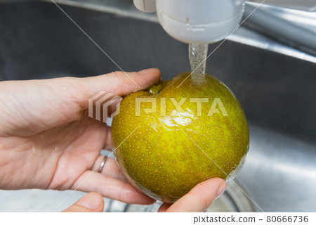 Wash the pears 80666736