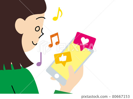 一個面帶微笑的女人看著她的智能手機屏幕 80667153