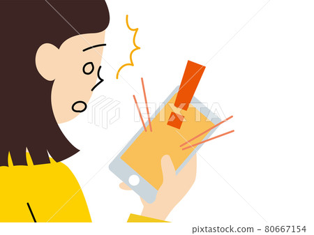 當她看到她的智能手機屏幕時，一個對這個消息感到驚訝的女人 80667154