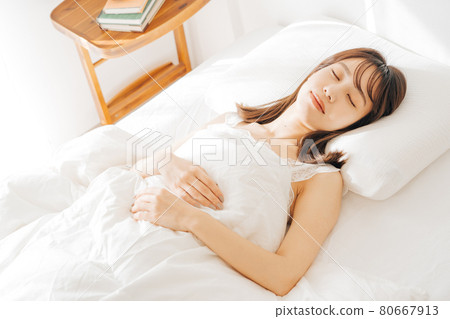 睡在床上的女人 80667913