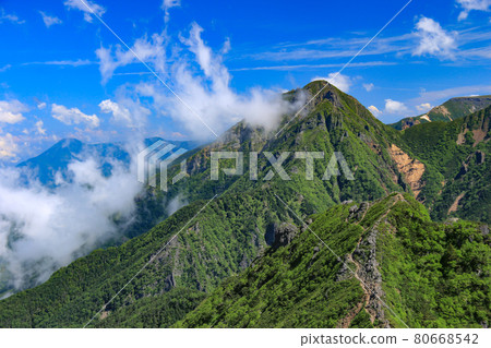 View of Mt. Amida and Mt. Tateshina from the summit of Mt. Gongen 80668542