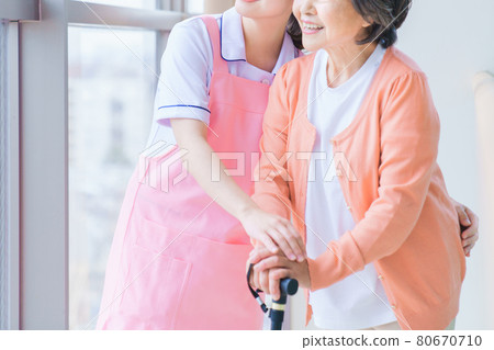 Senior women and long-term care staff in long-term care facilities 80670710