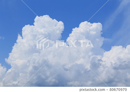 夏天天空大巨型雲彩蓋子 80670970