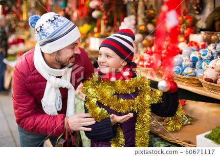 Little girl with dad buying decorations for Xmas Little girl with dad buying decorations for Xmas 80671117