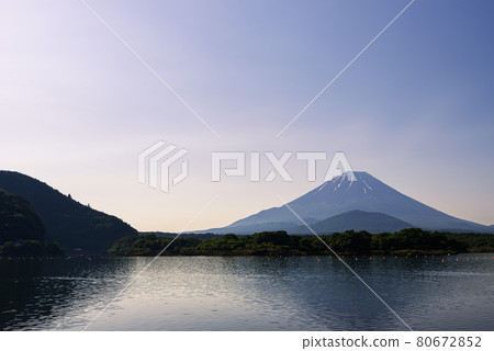 Lake Shoji and child hugging Fuji in the early morning Lake Shoji and child hugging Fuji in the early morning 80672852