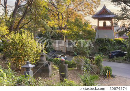 [Ueno, Tokyo] The Bell of Time at Kaneiji Temple in Ueno Park, which appears in the haiku of Basho Matsuo at the foot of Mt. Daibutsu. 80674374