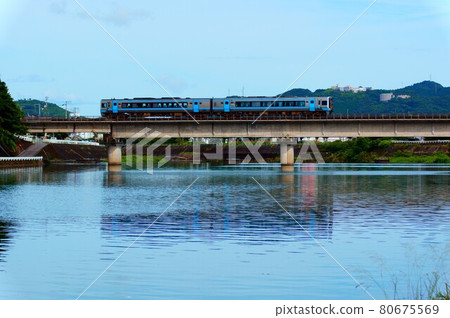 迷你特快足折穿越鏡川混凝土橋 80675569