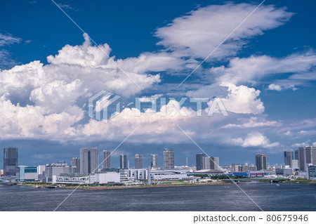《東京》東京都市的藍天白雲・東京灣地區的夏日天空 80675946