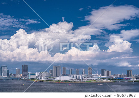 《東京》東京都市的藍天白雲・東京灣地區的夏日天空 《東京》東京都市的藍天白雲・東京灣地區的夏日天空 80675968