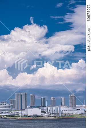 《東京》東京都市的藍天白雲・東京灣地區的夏日天空 80675971