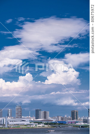 《東京》東京都市的藍天白雲・東京灣地區的夏日天空 80675972