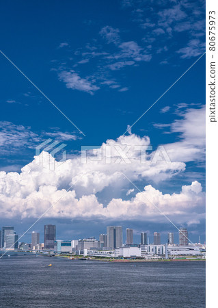 《東京》東京都市的藍天白雲・東京灣地區的夏日天空 80675973